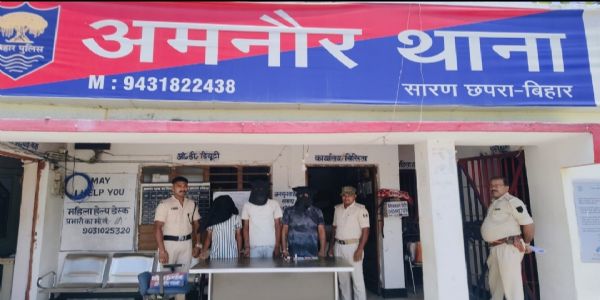 अमनौर के शेखपुरा दुखन मोड़ के पास से देशी कट्टा के साथ तीन युवक गिरफ्तार