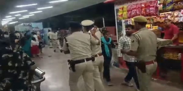 मद्य निषेध सिपाही भर्ती परीक्षा में शामिल होने जा रहे अभ्यर्थियों का हंगामा, पुलिस के एक्शन के बाद हुए शांत