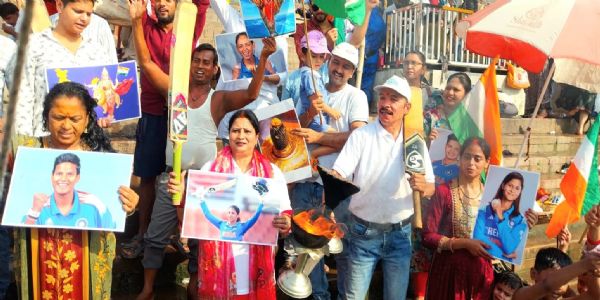महिला टी-20 वर्ल्ड कप क्रिकेट में भारत की पाकिस्तान पर जीत के लिए मां गंगा की उतारी आरती