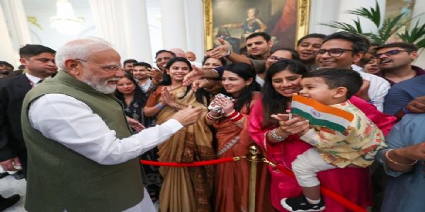 फ्रांस पहुंचे प्रधानमंत्री मोदी, नीस में हुआ भव्य स्वागत