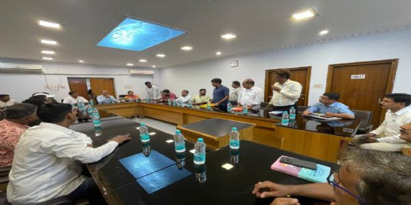 लोक निर्माण विभाग के मंत्री डॉ अजय पोद्दार ने अधिकारियो के साथ की बैठक
