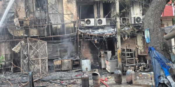 कालकाजी फ्लाईओवर के पास रेस्तरां में आग, तीन एलपीजी सिलेंडर फटे, बुजुर्ग महिला को सुरक्षित बचाया गया