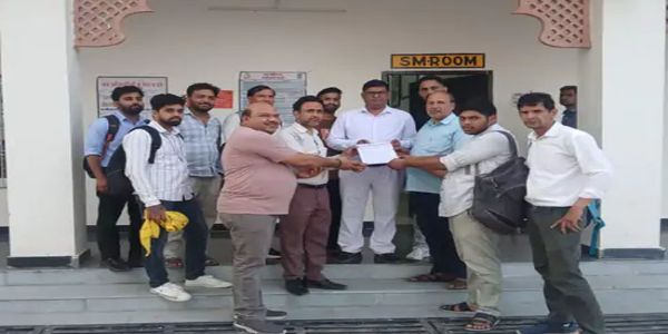 रेवाड़ी में नई रेल सेवाओं की मांग,सौंपा ज्ञापन
