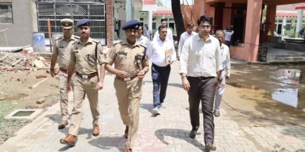 संशाेधित : परीक्षा केंद्रों का डीएम व एसपी ने किया निरीक्षण