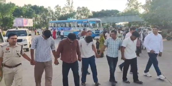 कैथल पुलिस ने हमले के आरोपियों को गिरफ्तार कर करवाई सार्वजनिक परेड