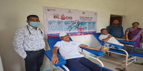 विश्व रक्तदाता दिवस पर १० लोगों ने किया रक्तदान