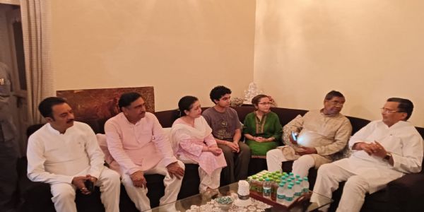 कैबिनेट मंत्री जयवीर सिंह ने फर्रुखाबाद में दिवंगत डॉ. रजनी सरीन को दी श्रंद्धाजलि