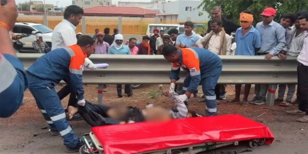तेज रफ्तार ट्रेलर ने माेटरसाइकिल सवार युवक को मारी टक्कर, माैत