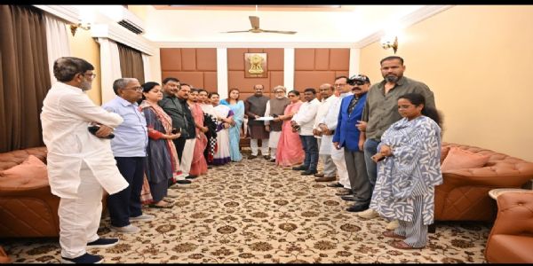 टीएमसी के बागी सांसदों ने की लोकसभा अध्यक्ष ओम बिरला से मुलाकात टीएमसी के बागी सांसदों ने की लोकसभा अध्यक्ष ओम बिरला से मुलाकात