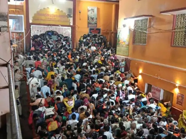 चित्रकूट के कामतानाथ मंदिर में उमड़ी भीड़ चित्रकूट के कामतानाथ मंदिर में उमड़ी भीड़