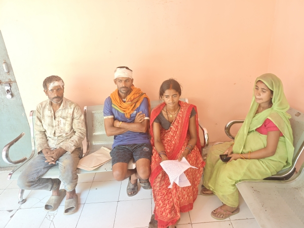 थाने पहुंचे घायल लोग थाने पहुंचे घायल लोग