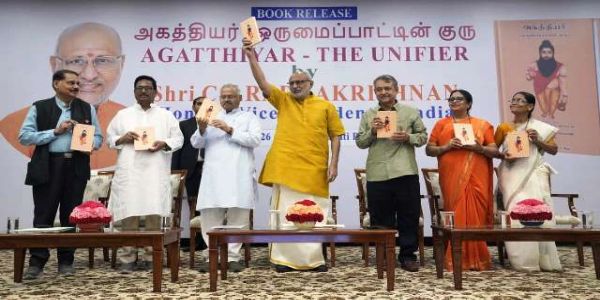 उपराष्ट्रपति सी. पी. राधाकृष्णन और राष्ट्रीय स्वयंसेवक संघ के अखिल भारतीय प्रचार प्रमुख सुनील आंबेकर सोमवार को ‘अगत्थियार – द यूनिफायर’ पुस्तक का विमोचन करते हुए उपराष्ट्रपति सी. पी. राधाकृष्णन और राष्ट्रीय स्वयंसेवक संघ के अखिल भारतीय प्रचार प्रमुख सुनील आंबेकर सोमवार को ‘अगत्थियार – द यूनिफायर’ पुस्तक का विमोचन करते हुए