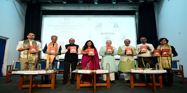 आईजीएनसीए के अध्यक्ष रामबहादुर राय के साथ अन्य लोग मौजूद। आईजीएनसीए के अध्यक्ष रामबहादुर राय के साथ अन्य लोग मौजूद।