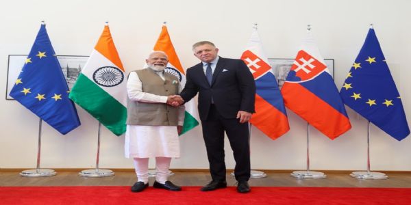 प्रधानमंत्री मोदी का स्वागत करते स्लोवाकिया के प्रधानमंत्री रॉबर्ट फीको प्रधानमंत्री मोदी का स्वागत करते स्लोवाकिया के प्रधानमंत्री रॉबर्ट फीको
