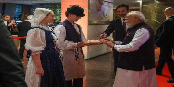 प्रधानमंत्री नरेन्द्र मोदी के एक्स हैंडल पर साझा फोटो के परिचय में बताया गया है कि स्लोवाकिया में स्वागत में ब्रेड और नमक प्रस्तुत करने की परंपरा है। प्रधानमंत्री नरेन्द्र मोदी के एक्स हैंडल पर साझा फोटो के परिचय में बताया गया है कि स्लोवाकिया में स्वागत में ब्रेड और नमक प्रस्तुत करने की परंपरा है।