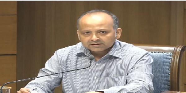अंतर-मंत्रालयी प्रेसवार्ता को संबोधित करते ओपेश कुमार शर्मा