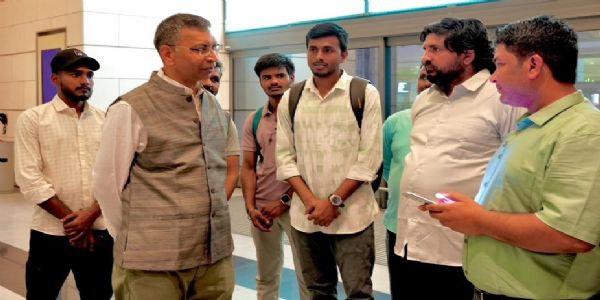 ओमान में भारत के राजदूत प्रशांत पिसे और एमटी जलवीर के भारतीय क्रू सदस्य ओमान में भारत के राजदूत प्रशांत पिसे और एमटी जलवीर के भारतीय क्रू सदस्य