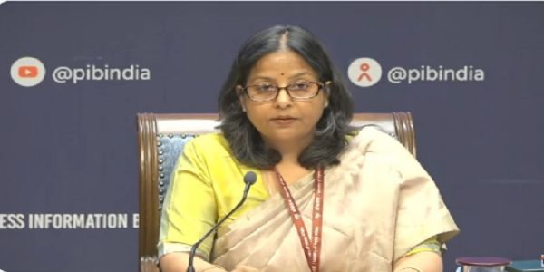 अंतर-मंत्रालयी प्रेसवार्ता को संबोधित करते पेट्रोलियम मंत्रालय की संयुक्त सचिव सुजाता शर्मा अंतर-मंत्रालयी प्रेसवार्ता को संबोधित करते पेट्रोलियम मंत्रालय की संयुक्त सचिव सुजाता शर्मा