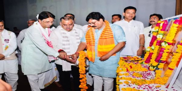 पत्रकार वार्ता के पूर्व कार्यक्रम में शामिल तरुण चुघ पत्रकार वार्ता के पूर्व कार्यक्रम में शामिल तरुण चुघ