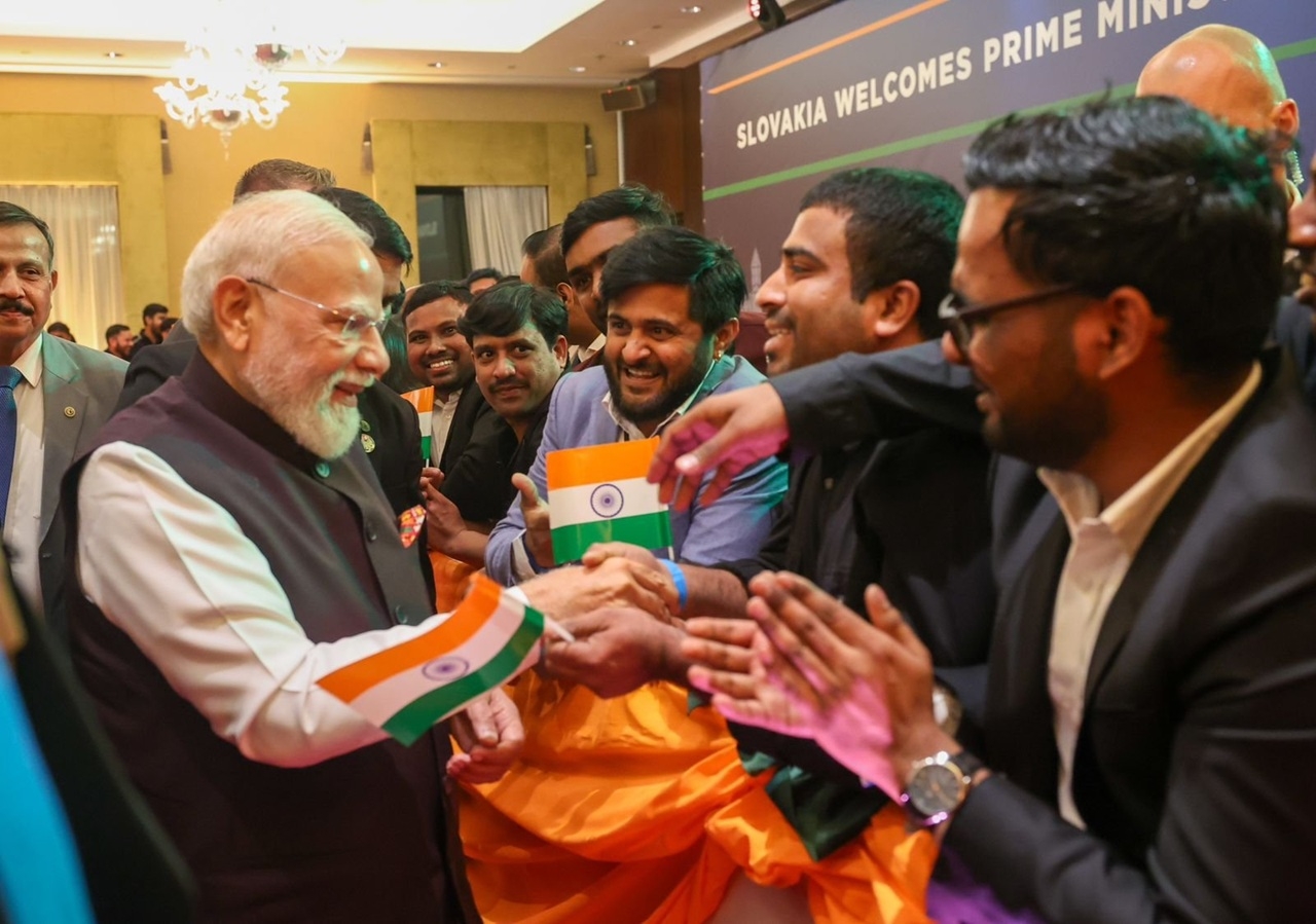 स्लोवाकिया की राजधानी ब्रातिस्लावा में कल प्रधानमंत्री नरेन्द्र मोदी का भारतीय समुदाय ने जोरदार स्वागत किया। यह फोटो भी प्रधानमंत्री के एक्स हैंडल पर साझा किया गया है। स्लोवाकिया की राजधानी ब्रातिस्लावा में कल प्रधानमंत्री नरेन्द्र मोदी का भारतीय समुदाय ने जोरदार स्वागत किया। यह फोटो भी प्रधानमंत्री के एक्स हैंडल पर साझा किया गया है।