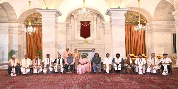 राष्ट्रपति द्रौपदी मुर्मु के साथ अन्य लोग मौजूद। राष्ट्रपति द्रौपदी मुर्मु के साथ अन्य लोग मौजूद।