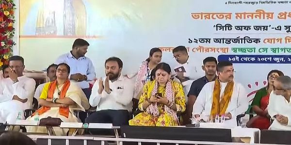 शुभेंदु के कार्यक्रम में फिरहाद शुभेंदु के कार्यक्रम में फिरहाद