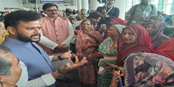 किसान महिलाओं से वार्ता करते केंद्रीय नागरिक उड्डयन मंत्री किसान महिलाओं से वार्ता करते केंद्रीय नागरिक उड्डयन मंत्री