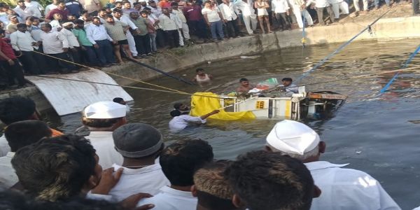 महाराष्ट्र के सोलापुर जिले में वाहन दुर्घटना (प्रतिकात्मक चित्र)। महाराष्ट्र के सोलापुर जिले में वाहन दुर्घटना (प्रतिकात्मक चित्र)।
