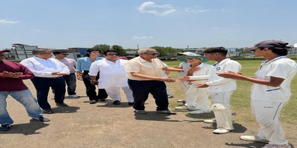 क्रिकेट एसोसिएशन ऑफ दून के तत्वावधान में आयोजित अंडर-16 क्रिकेट टूर्नामेंट  में मुख्य अतिथि खिलाड़ियों से मिलते हुए।