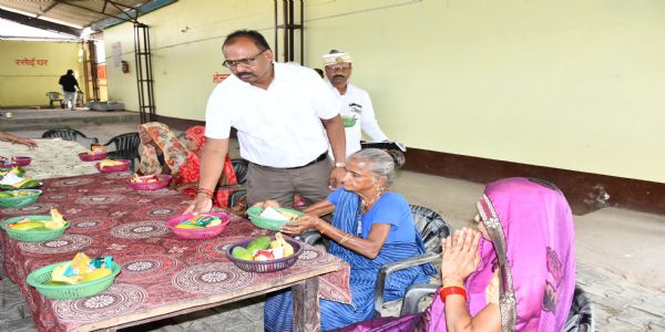 बुजुर्गों को केवल सहानभूति नहीं बल्कि समानभूति और ममता की होती है आवश्यकता - जिलाधिकारी