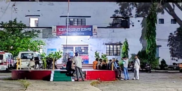 छापेमारी के दौरान पुलिस बल पर हमला, थाना प्रभारी सहित 12 घायल