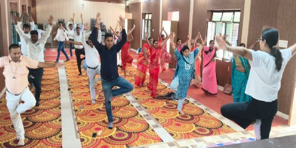 मीरजापुर : योग सप्ताह में ब्लॉक कर्मियों ने सीखे स्वस्थ जीवन के मंत्र, प्रशिक्षकों ने कराया योगाभ्यास