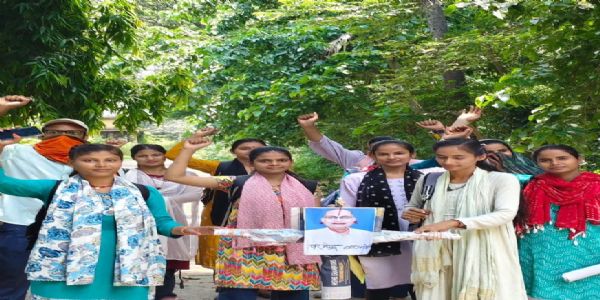 शोध छात्र संगठन की छात्रा इकाई ने जेपीयू कुलपति के पुतले को भेंट की लाली, बिंदी, चूड़ी और साड़ी