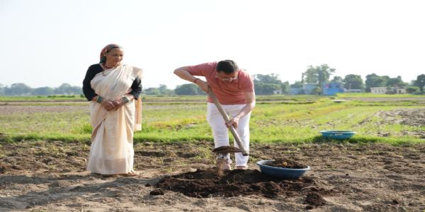 मुख्यमंत्री  ने चलाया टिलर, पारंपरिक कृषि और जैविक खेती को बढ़ावा देने का दिया संदेश