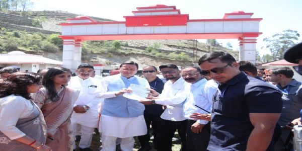 पौड़ी पहुंचे सीएम को विभिन्न संगठनों ने सौंपे ज्ञापन