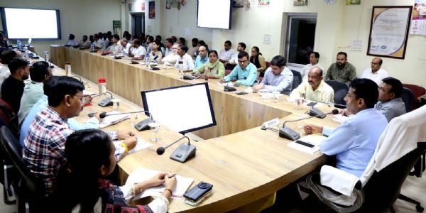 दमोह में समीक्षा बैठक: कलेक्टर ने विभागीय कार्यों की प्रगति परखी, लापरवाही पर जताई नाराजगी