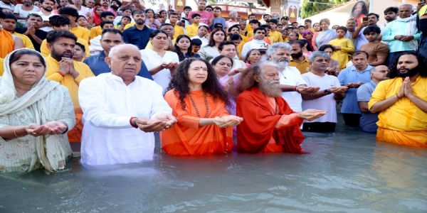 कृषि राज्यमंत्री चौधरी ने सोमवती अमावस्या पर गंगा में ली आस्था की डुबकी