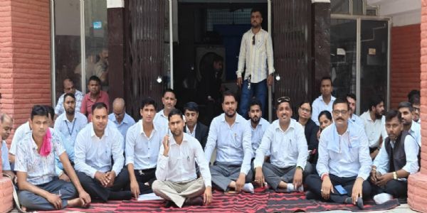 रजिस्ट्री कार्यालय को ऑनलाइन करने के विरोध में अधिवक्ताओं ने किया प्रदर्शन