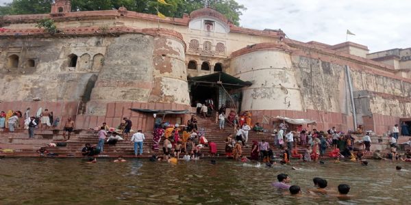 सोमवती अमावस्या पर उमड़ा आस्था का सैलाब, सनकुआ और उनाव घाटों पर लाखों श्रद्धालुओं ने किया स्नान