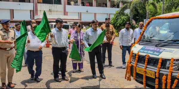 स्वच्छता को लेकर उपायुक्त ने रवाना किया सीएनजी कचरा वाहन