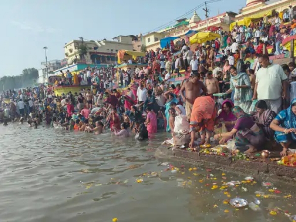 नर्मदापुरम में नर्मदा तट पर 30 हजार से अधिक श्रद्धालुओं ने लगाई डुबकी नर्मदापुरम में नर्मदा तट पर 30 हजार से अधिक श्रद्धालुओं ने लगाई डुबकी
