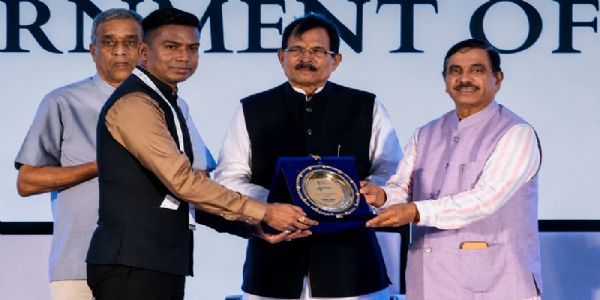 मप्र को उभरती नवीकरणीय ऊर्जा अवसंरचना उत्कृष्टता सम्मान प्रदान करते हुए केन्द्रीय मंत्री जोशी मप्र को उभरती नवीकरणीय ऊर्जा अवसंरचना उत्कृष्टता सम्मान प्रदान करते हुए केन्द्रीय मंत्री जोशी