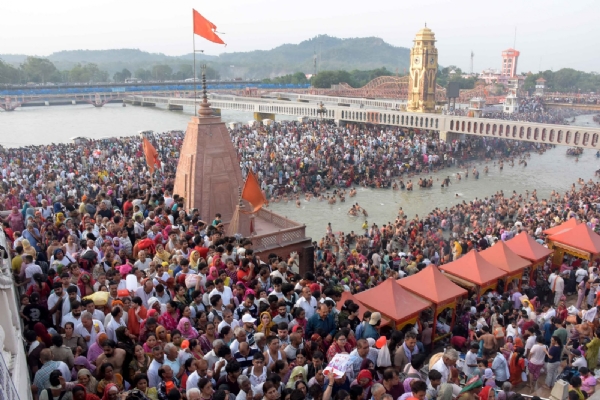 हर की पैड़ी पर स्नान का विहंगम दृश्य