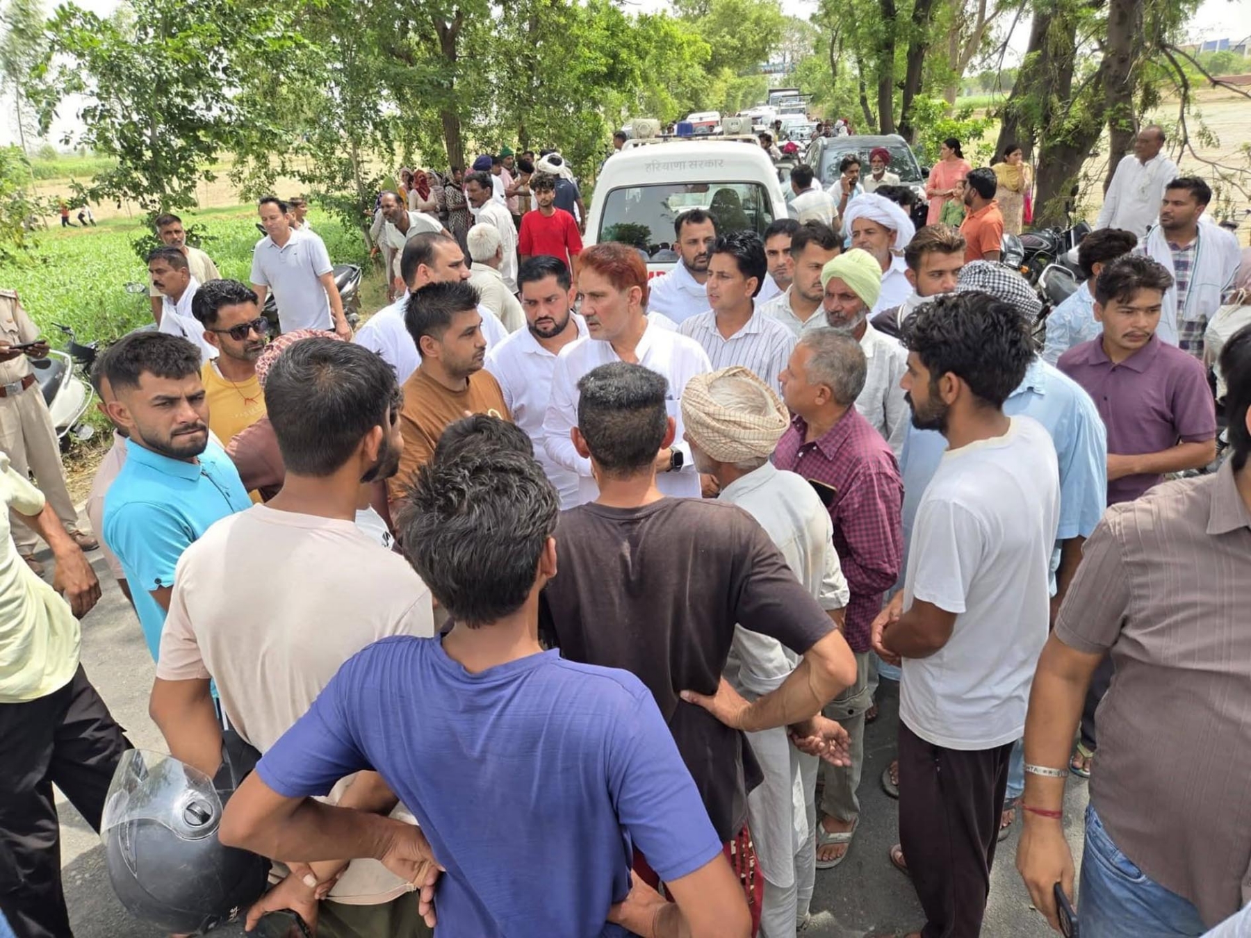 टोहाना में हादसे के बाद मौके पर पहुंचे सांसद सुभाष बराला। टोहाना में हादसे के बाद मौके पर पहुंचे सांसद सुभाष बराला।