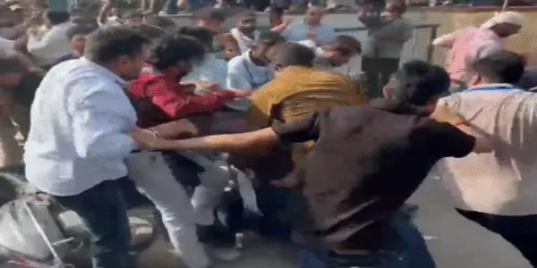 सीजेपी के प्रदर्शन में हंगामा: संस्थापक अभिजीत दीपके को जडा थप्पड़