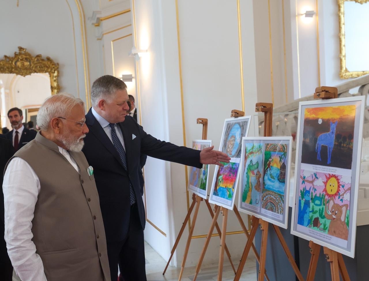 प्रधानमंत्री मोदी, प्रधानमंत्री फिको के साथ स्लोवाकिया के बच्चों की बनाई पेंटिंग्स की एक प्रदर्शनी देखते हुए प्रधानमंत्री मोदी, प्रधानमंत्री फिको के साथ स्लोवाकिया के बच्चों की बनाई पेंटिंग्स की एक प्रदर्शनी देखते हुए