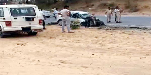 ट्रक और कार की आमने-सामने की भीषण भिड़ंत में 6 लोगों की मौत ट्रक और कार की आमने-सामने की भीषण भिड़ंत में 6 लोगों की मौत