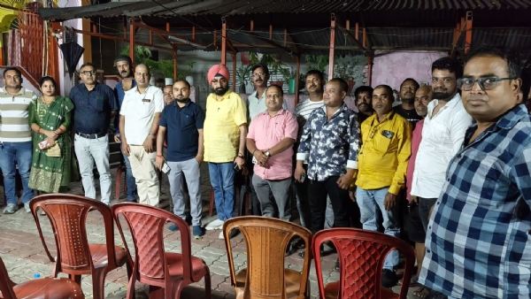 बैठक में शामिल लोग