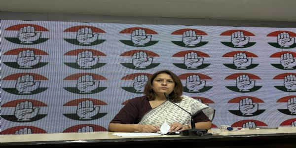 नई दिल्ली स्थित पार्टी मुख्यालय में पत्रकार वार्ता के दौरान कांग्रेस सोशल मीडिया व डिजिटल प्लेटफॉर्म्स की अध्यक्ष सुप्रिया श्रीनेत।
