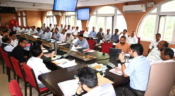 राजस्व अधिकारियों के साथ आयोजित बैठक करते हुए उपायुक्त। राजस्व अधिकारियों के साथ आयोजित बैठक करते हुए उपायुक्त।